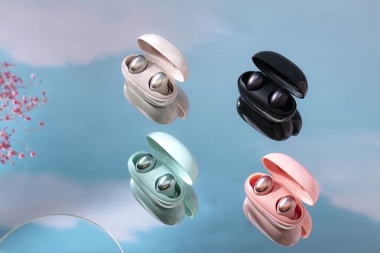 Wie wird der Ladestift am TWS-Headset oder den Ohrhörern angebracht?