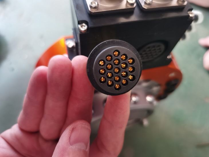 19-polige Stecker- und Buchse-Lösung