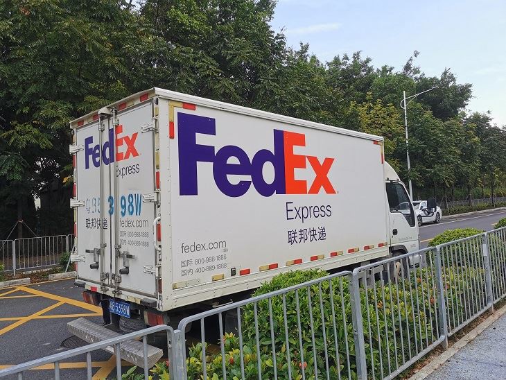 FedEx Shipping Pogo Pins Waren an Kunden
